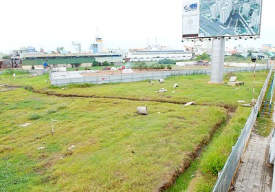 A vacant land where an apartment block project has been approved in HCMC (Photo: SGGP) A vacant land where an apartment block project has been approved in HCMC (Photo: SGGP)
